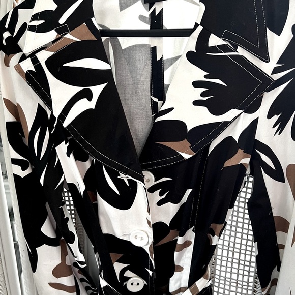 Women’s floral black, white and beige belted raincoat Size 8 - Picture 2 of 4